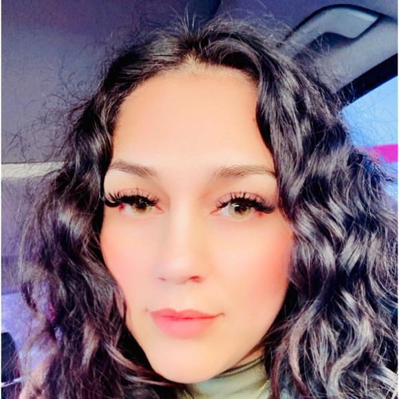 Meet your Posher, Naomi - Picture 1 of 1